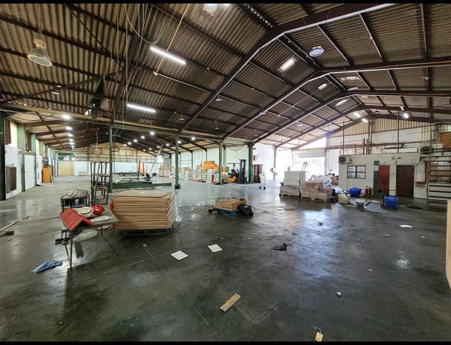 2,160M² WAREHOUSE TO LET IN STIKLAND INDUSTRIAL